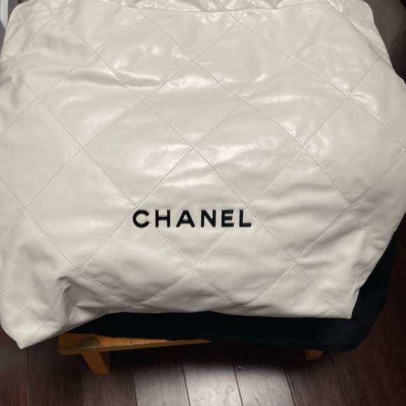 white large Chanel 22 bag with wallet, box, cards, dustbag, &. cleancloth - Picture 3 of 16